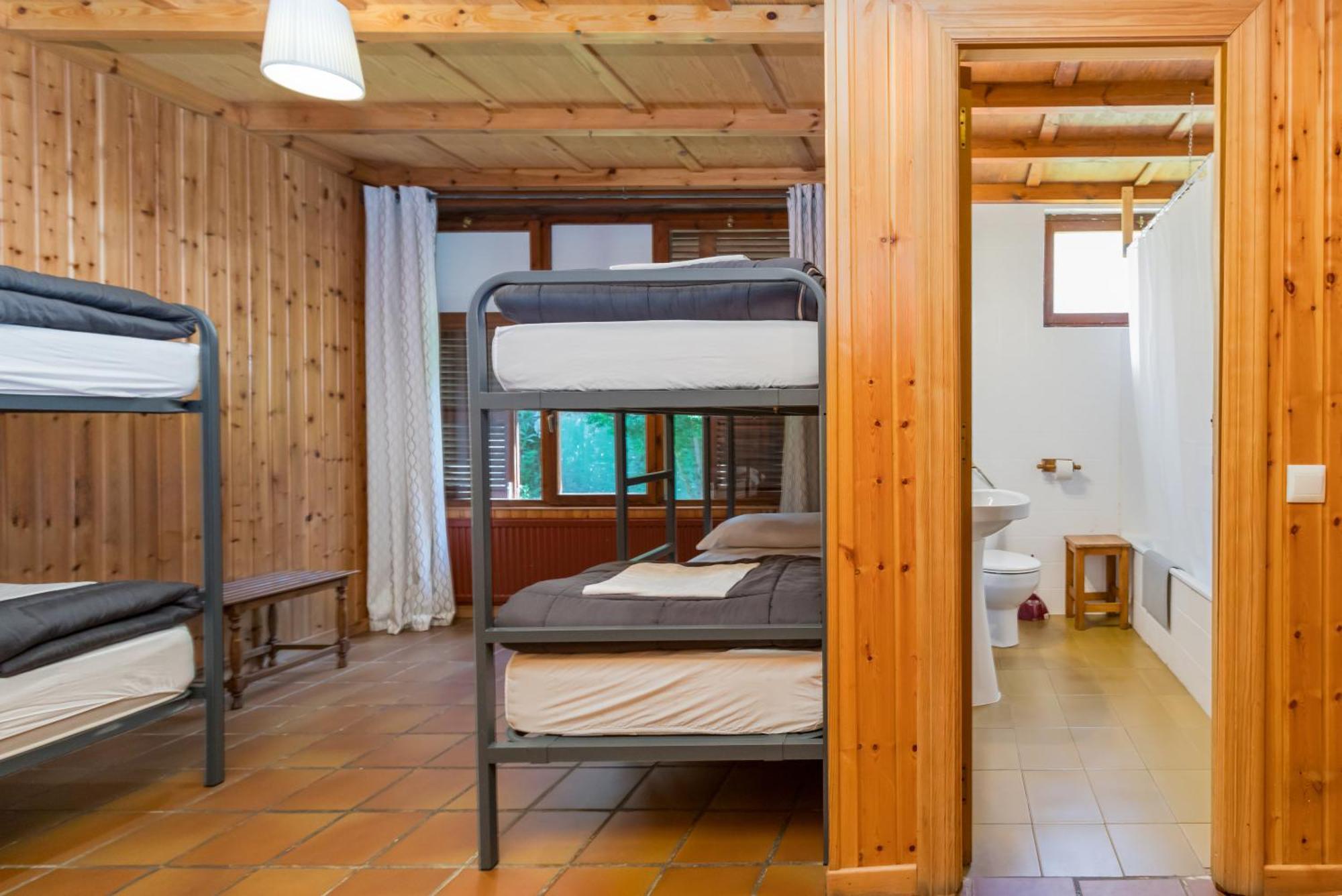Hostel La *